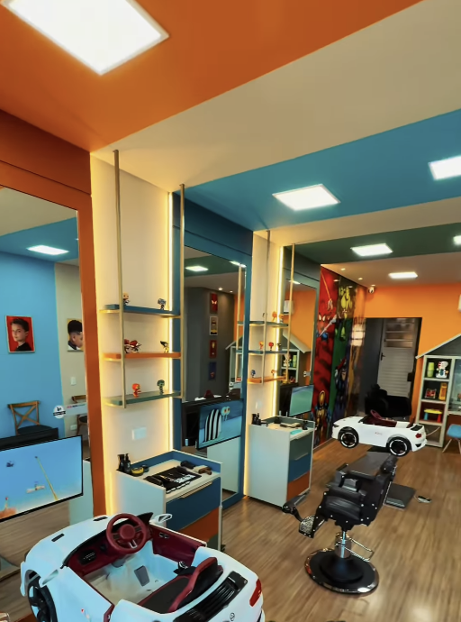 Ambiente colorido da Galo's Kids com carrinhos