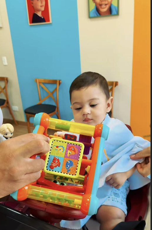 Criança se divertindo durante o corte