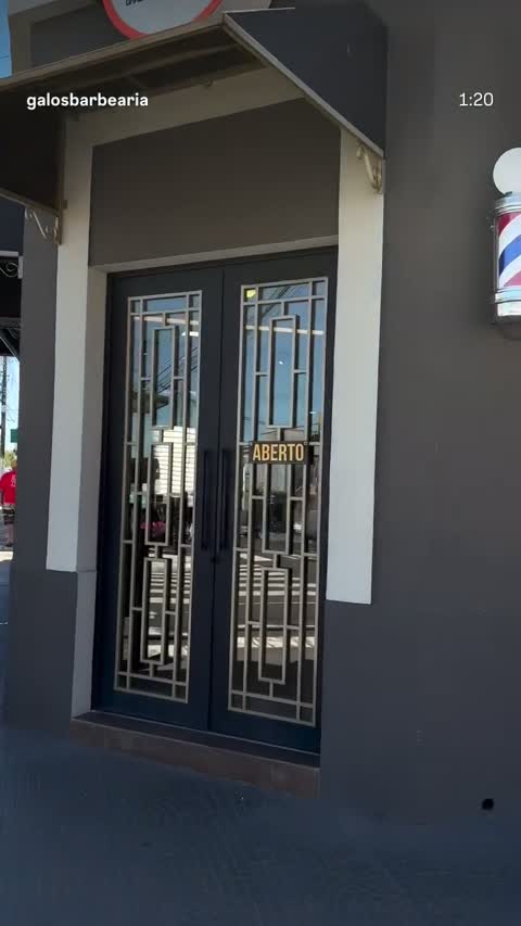 Fachada e interior da Galo's Barbearia